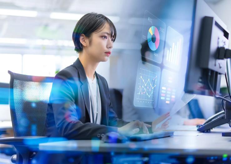 反社調査を行う調査員